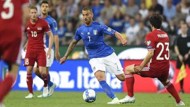 她以极具冲 她以极具冲